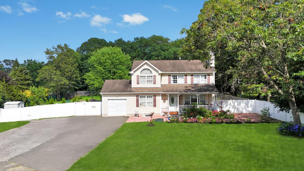 6 13th Street, Selden, NY 11784