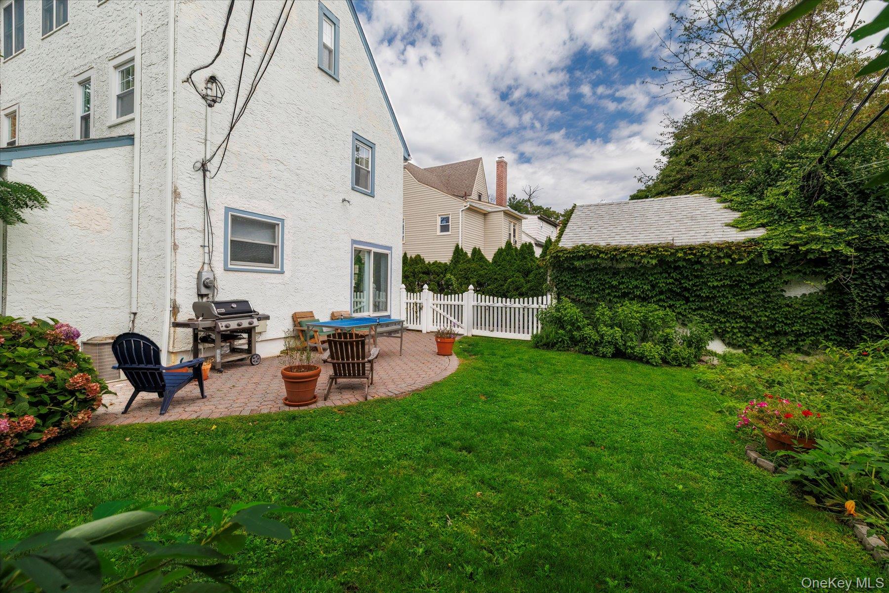 25 Loel Court, Rockville Centre, NY 11570