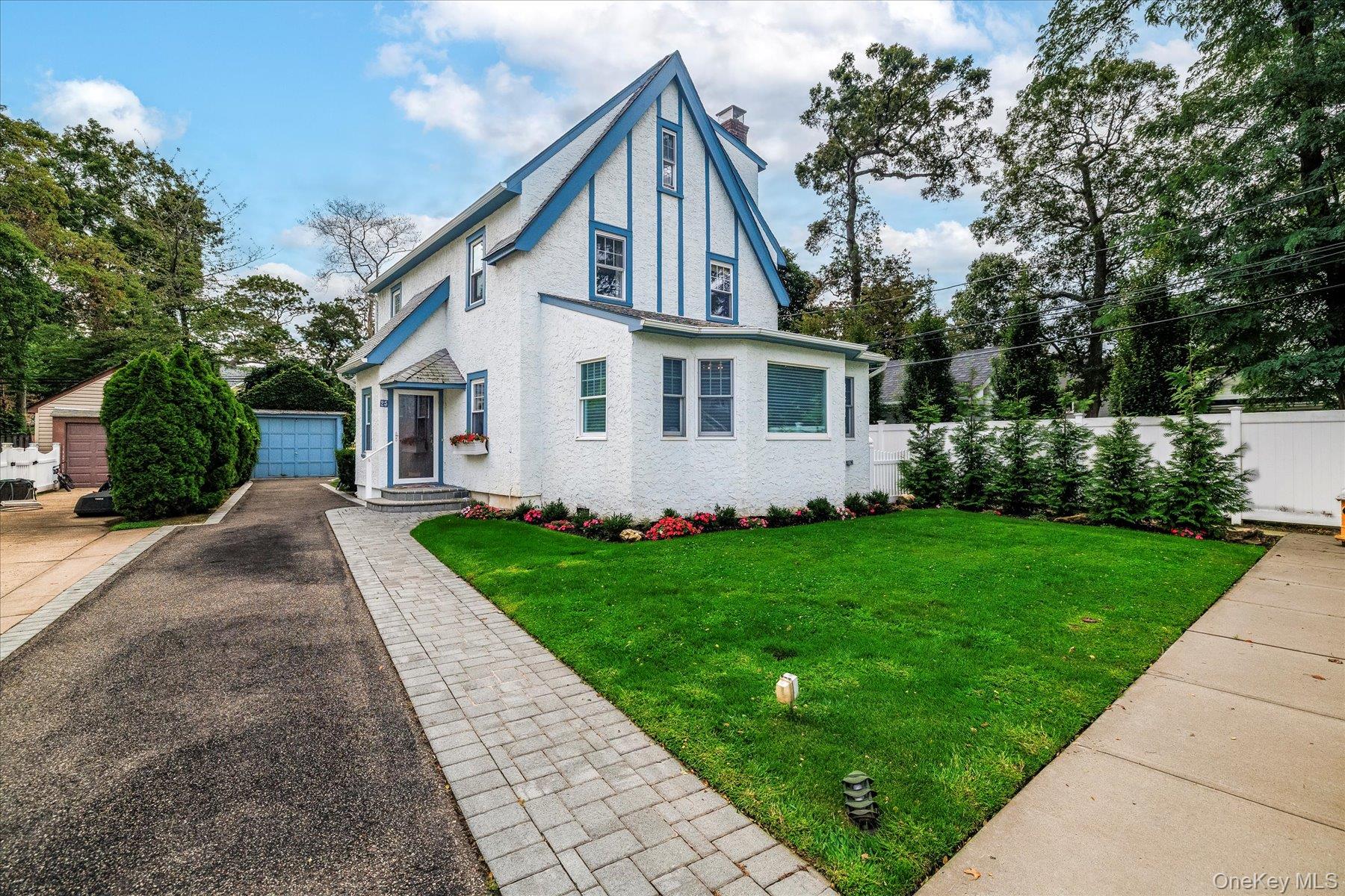 25 Loel Court, Rockville Centre, NY 11570