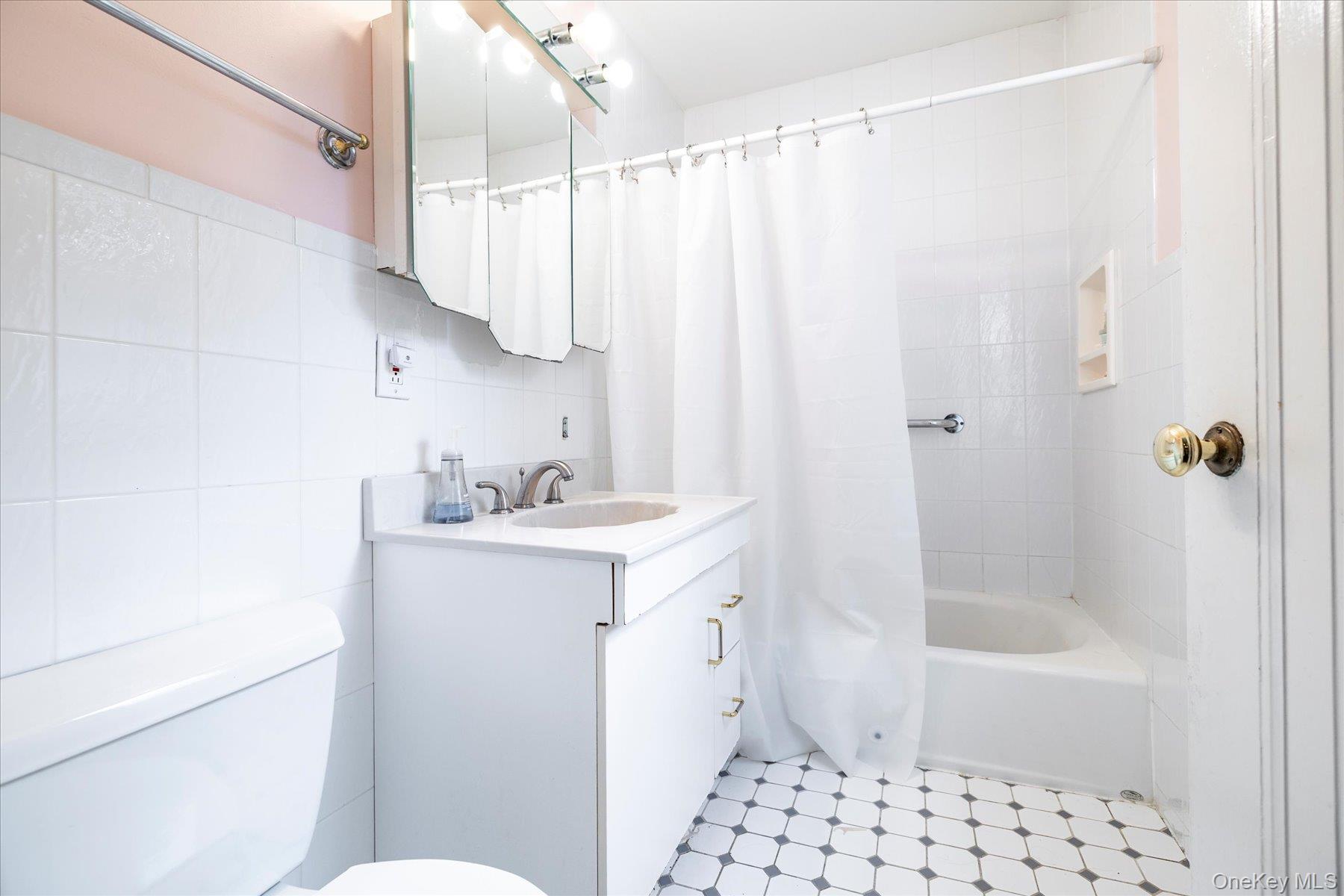 25 Loel Court, Rockville Centre, NY 11570