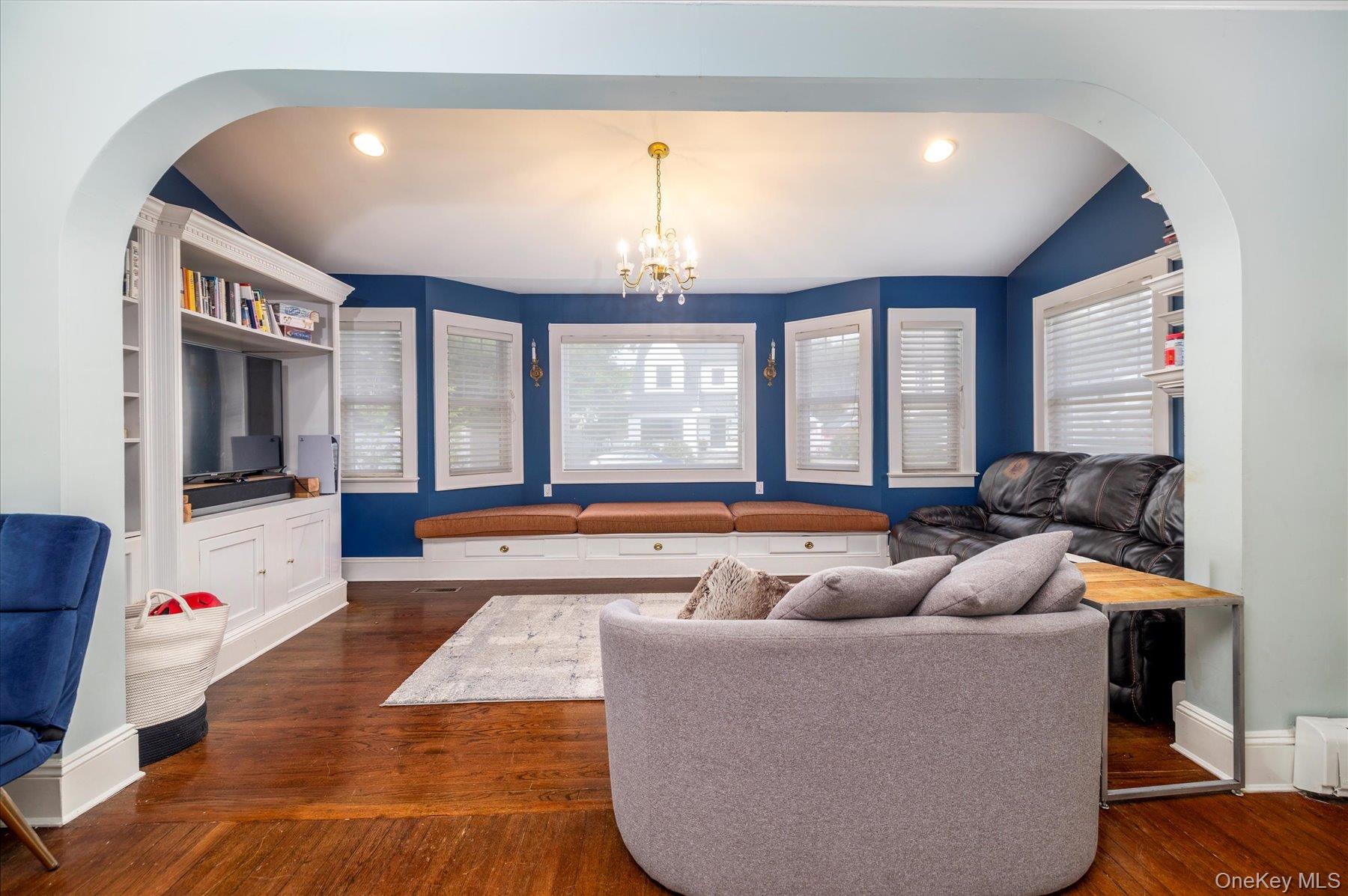 25 Loel Court, Rockville Centre, NY 11570