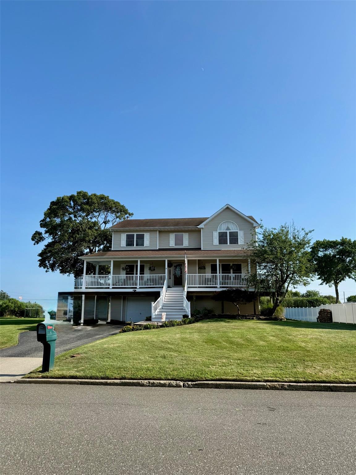 8 Sinnickson Road, Center Moriches, NY 11934