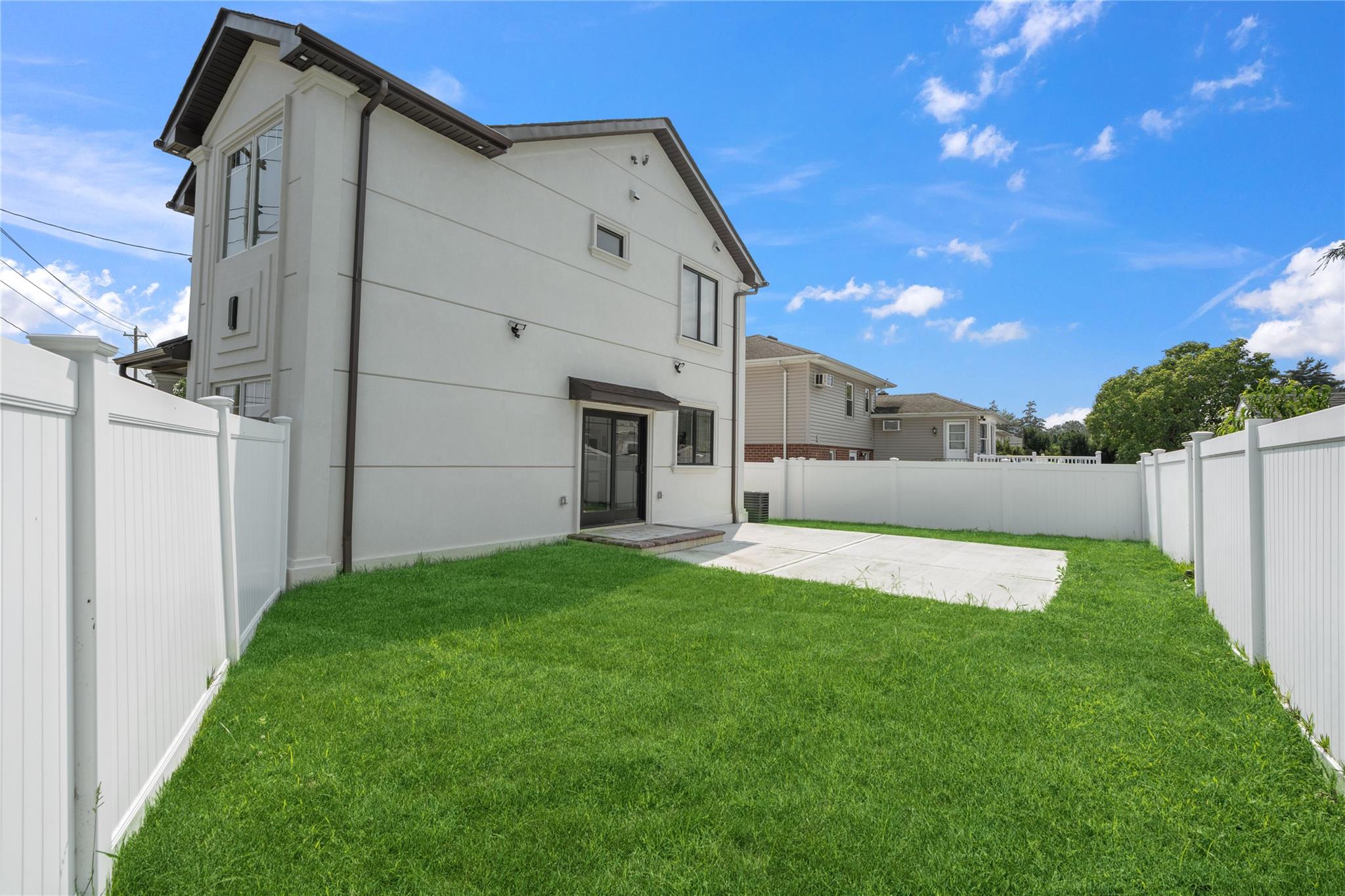 10 Locust Street, Hicksville, NY 11801