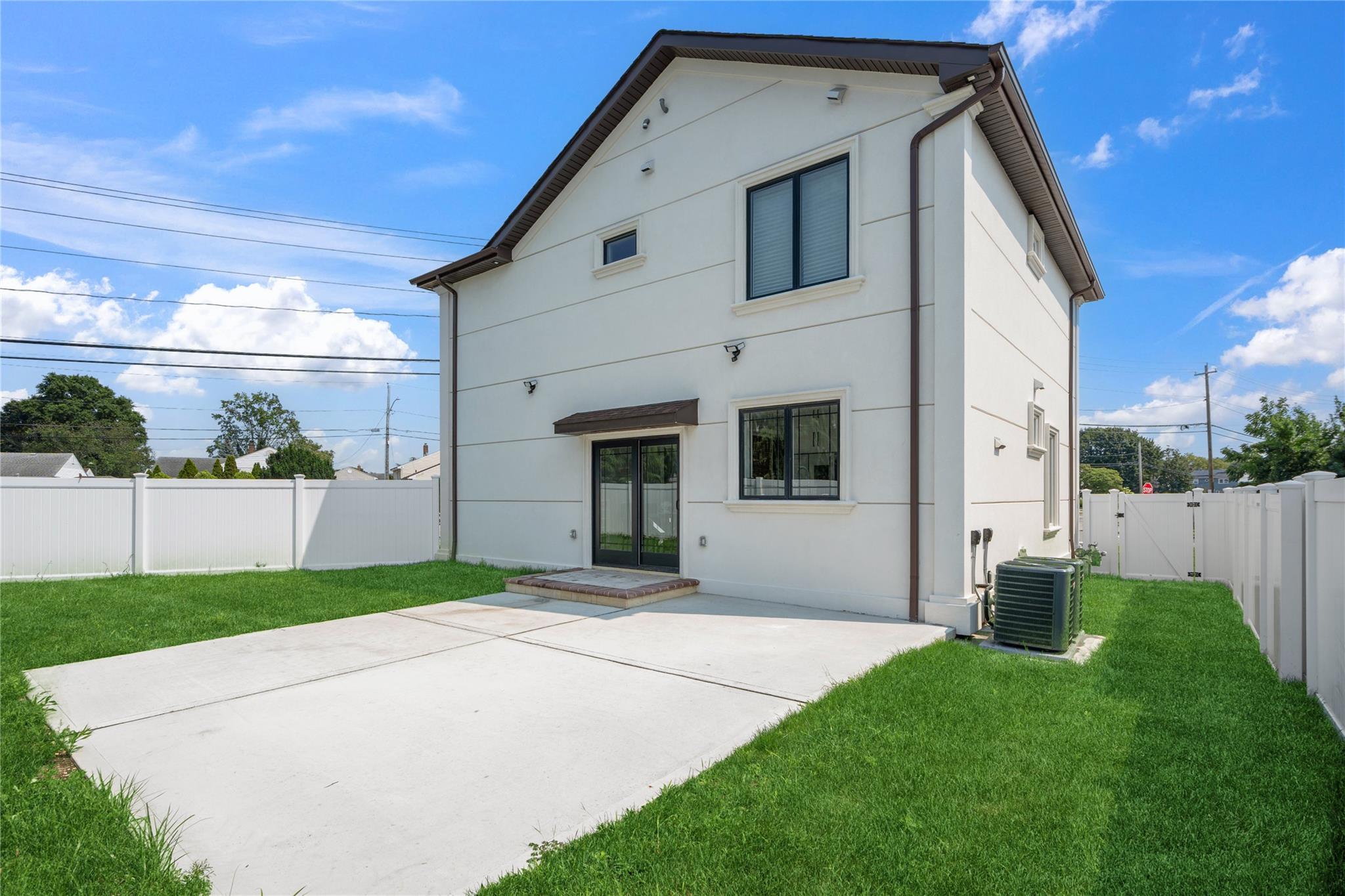 10 Locust Street, Hicksville, NY 11801