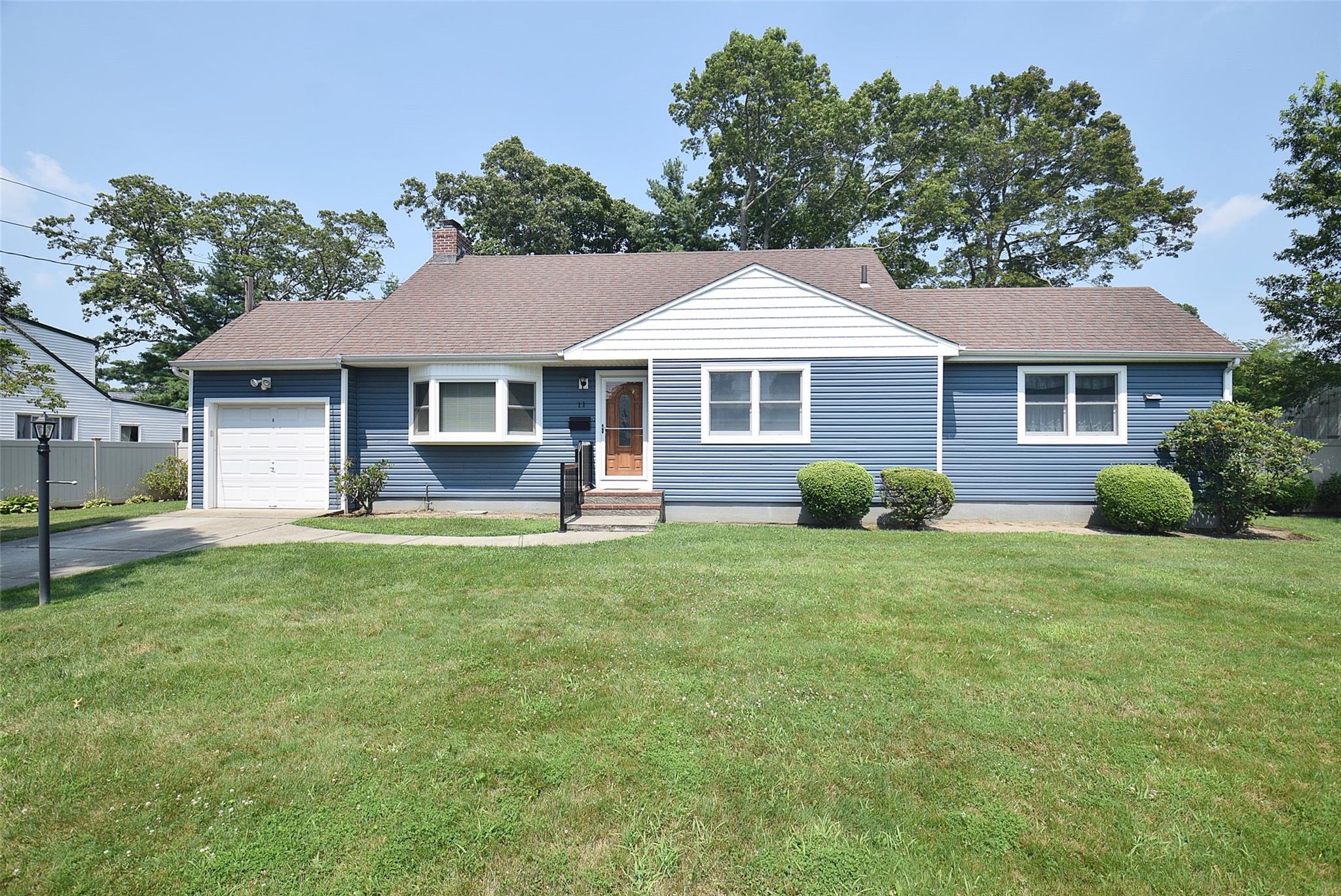 11 Southwood Lane, North Babylon, NY 11703