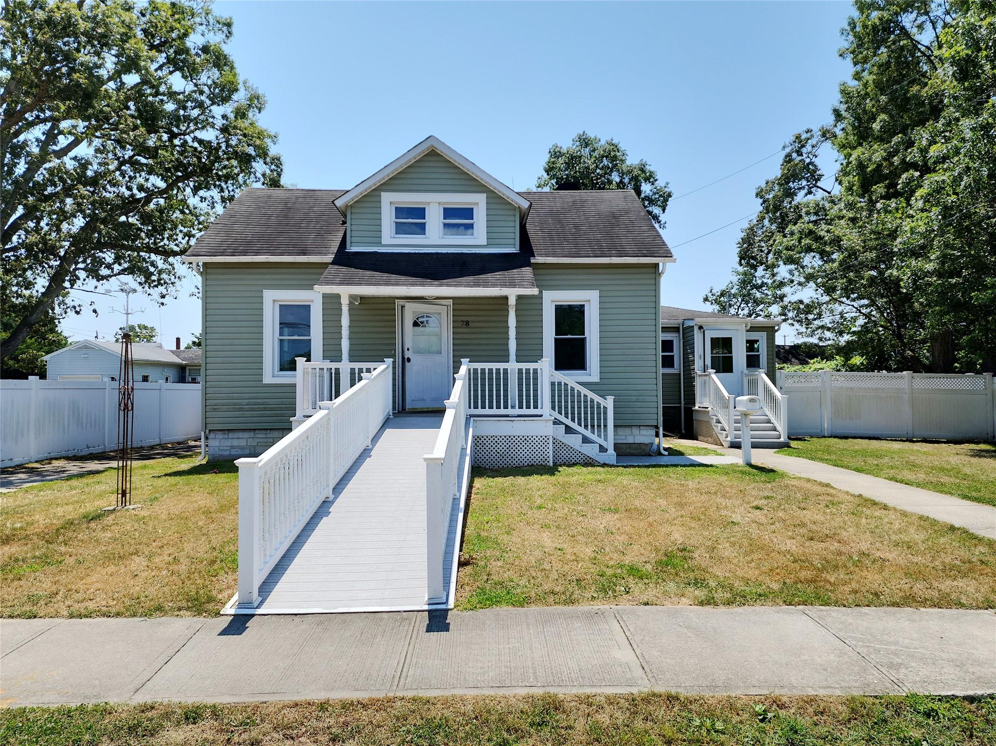 78 Roslyn Street, Islip Terrace, NY 11752
