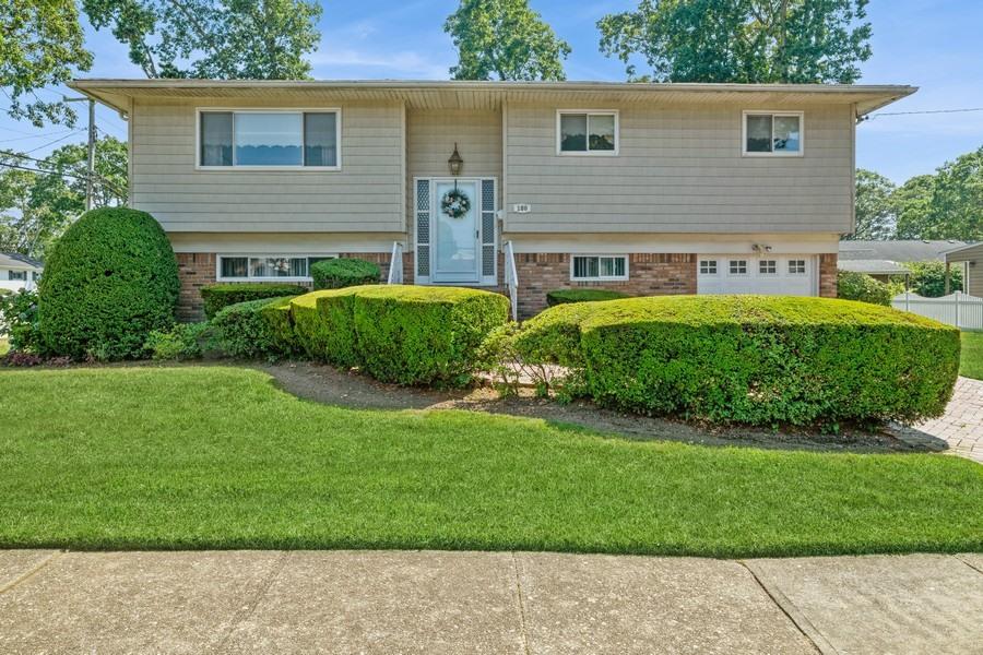 180 Cypress Street, Massapequa Park, NY 11762