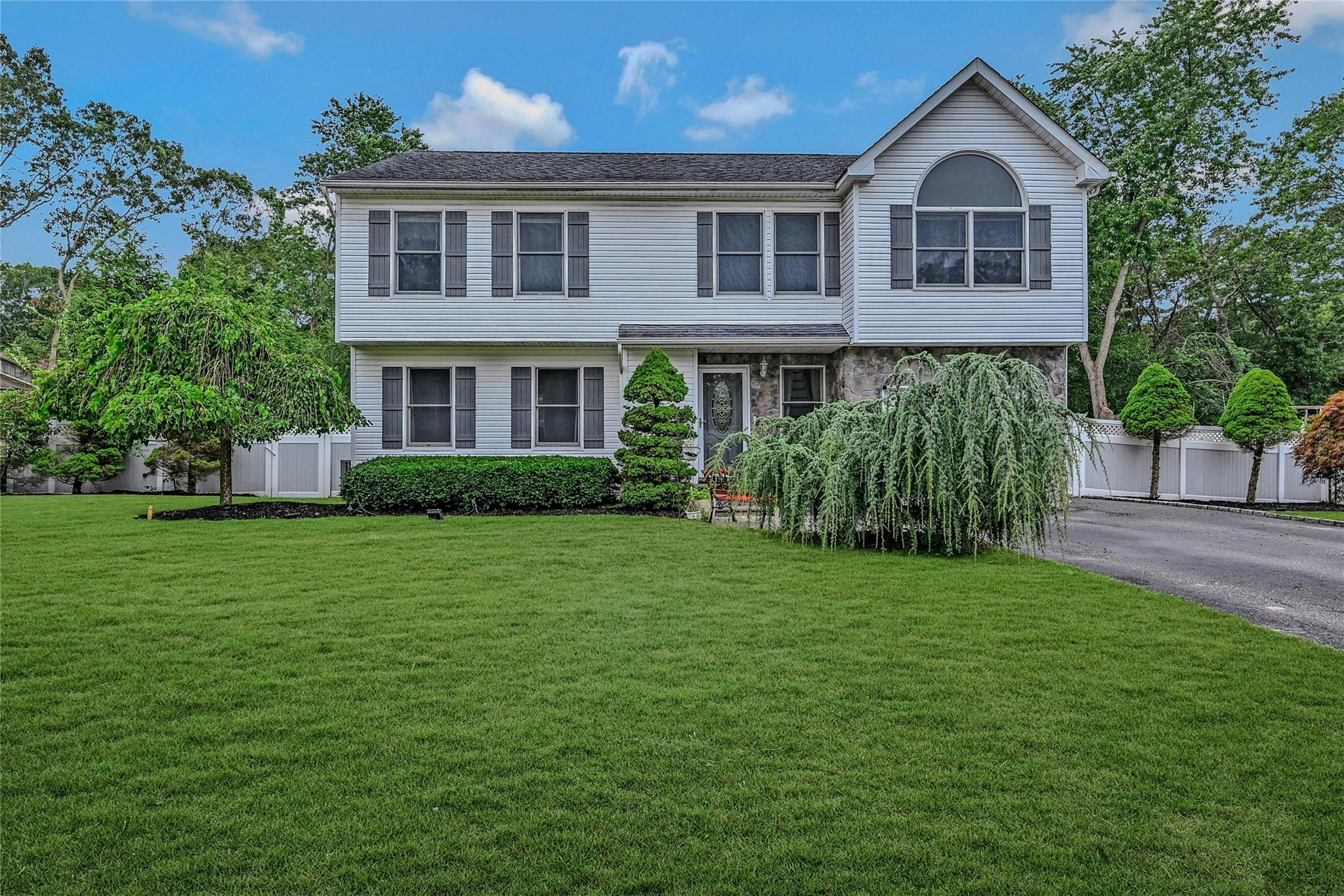 10 Marc Drive, Ridge, NY 11961