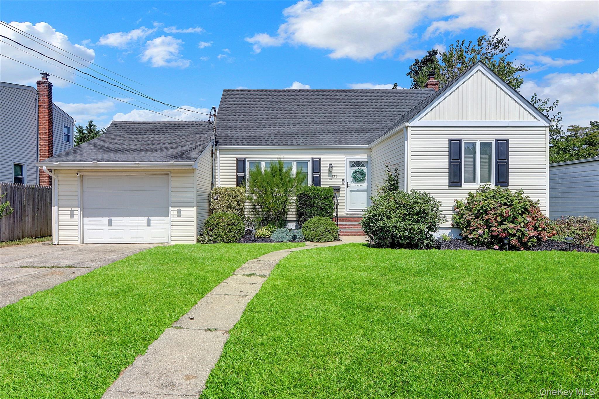 523 17 Street, West Babylon, NY 11704
