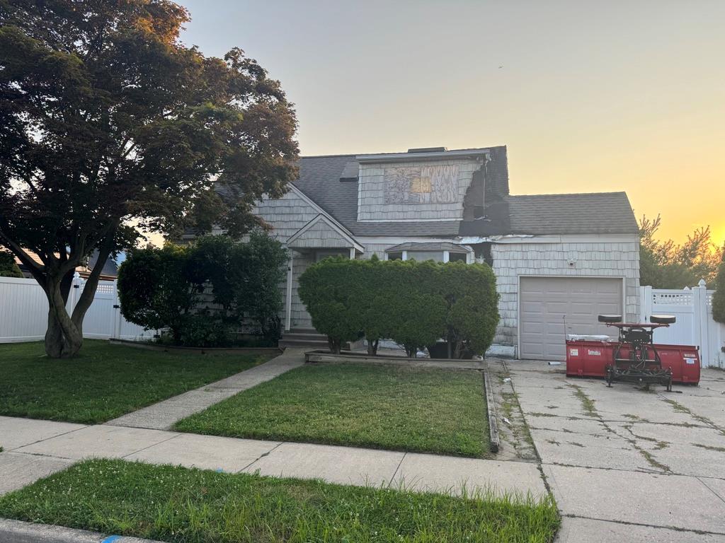 36 Cinque Drive, Farmingdale, NY 11735