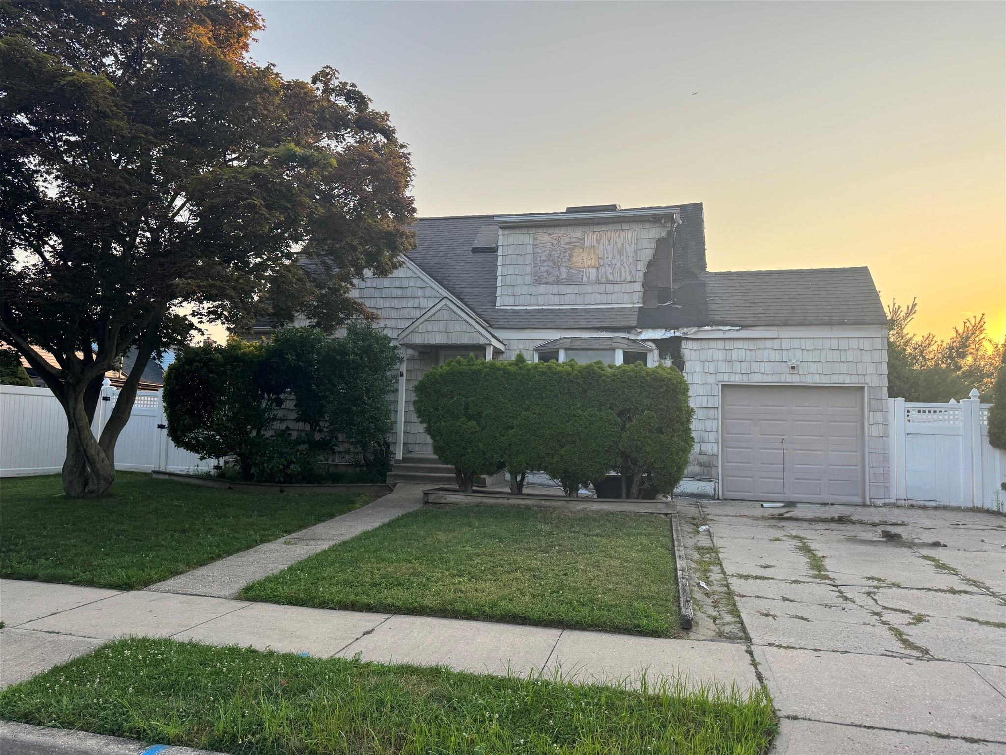 36 Cinque Drive, Farmingdale, NY 11735