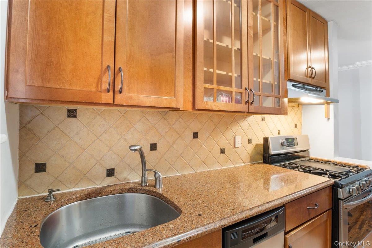 77 Edwards Street # 2A, Roslyn Heights, NY 11577