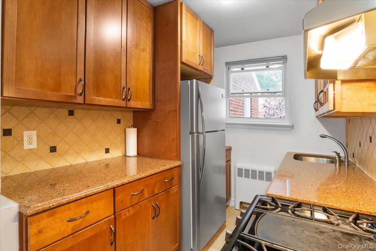 77 Edwards Street # 2A, Roslyn Heights, NY 11577