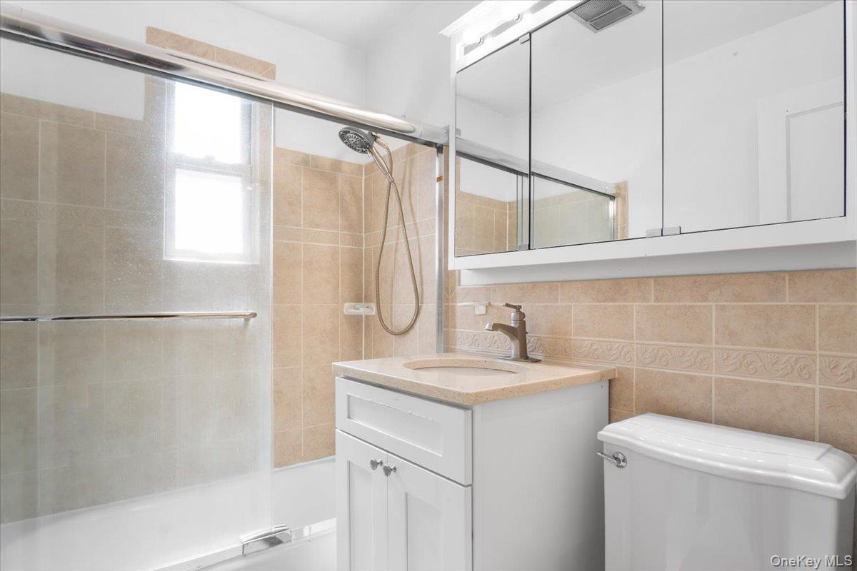 77 Edwards Street # 2A, Roslyn Heights, NY 11577