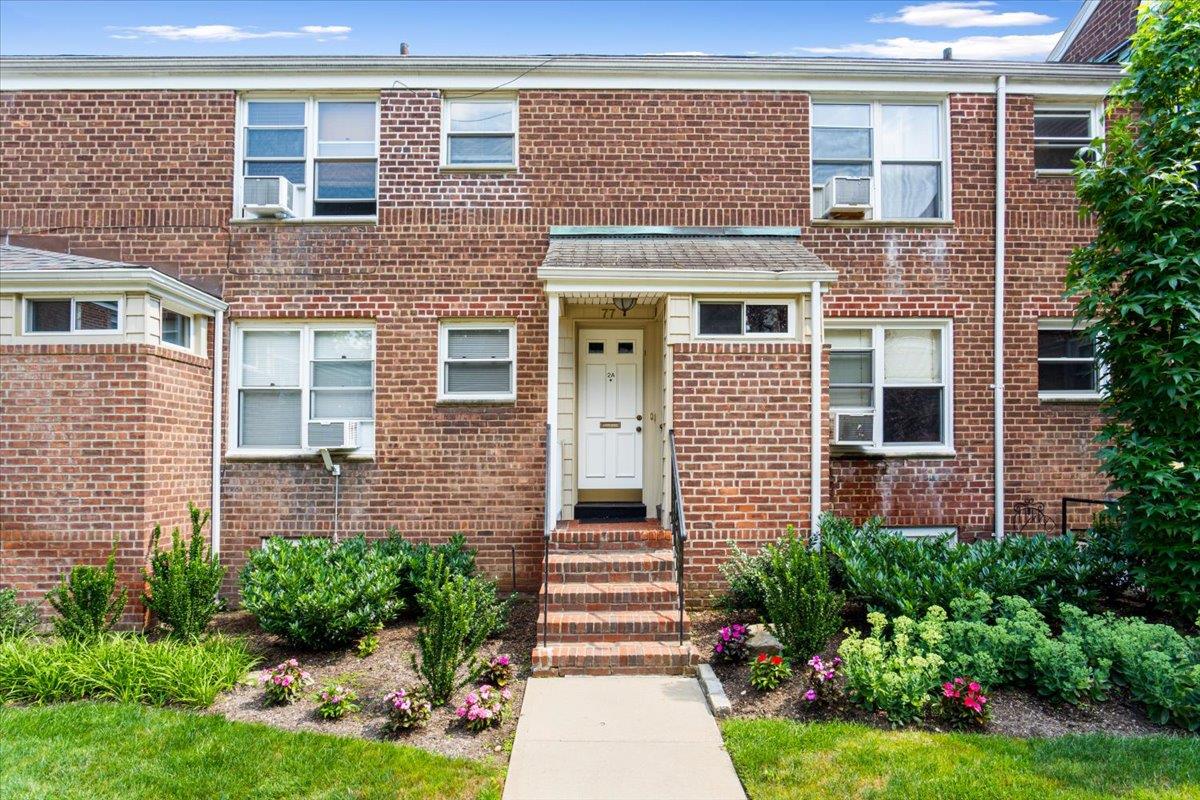 77 Edwards Street # 2A, Roslyn Heights, NY 11577