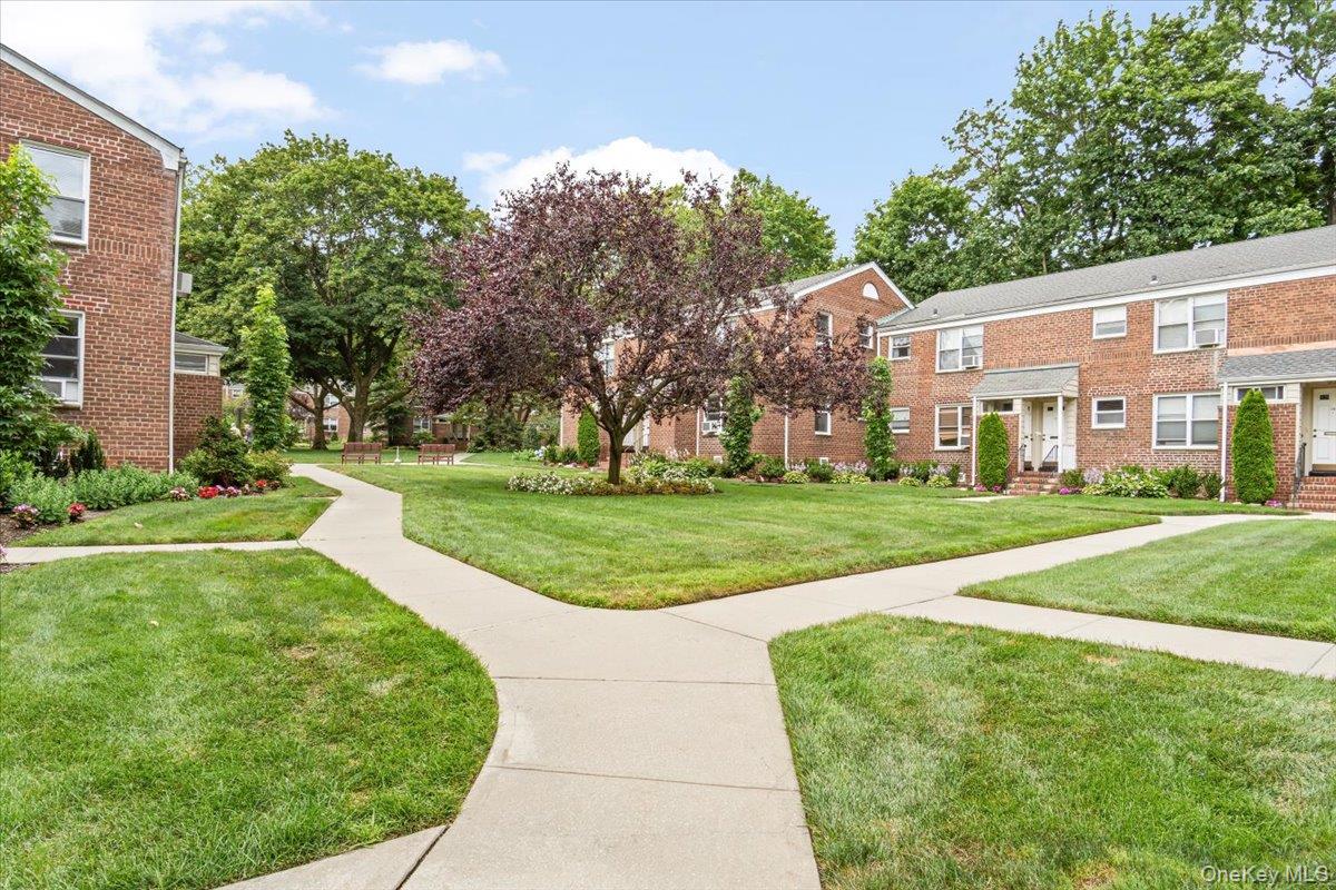 77 Edwards Street # 2A, Roslyn Heights, NY 11577