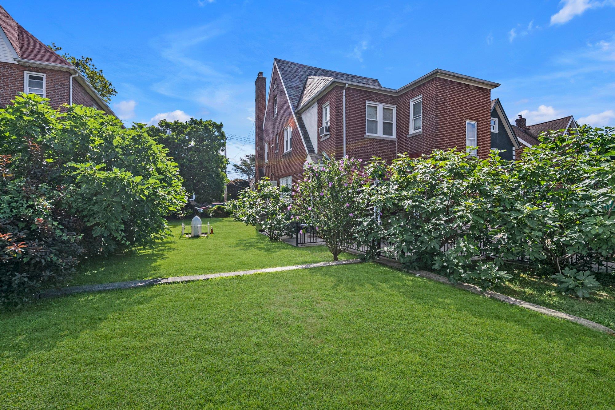 2441 Yates Avenue, Bronx, NY 10469