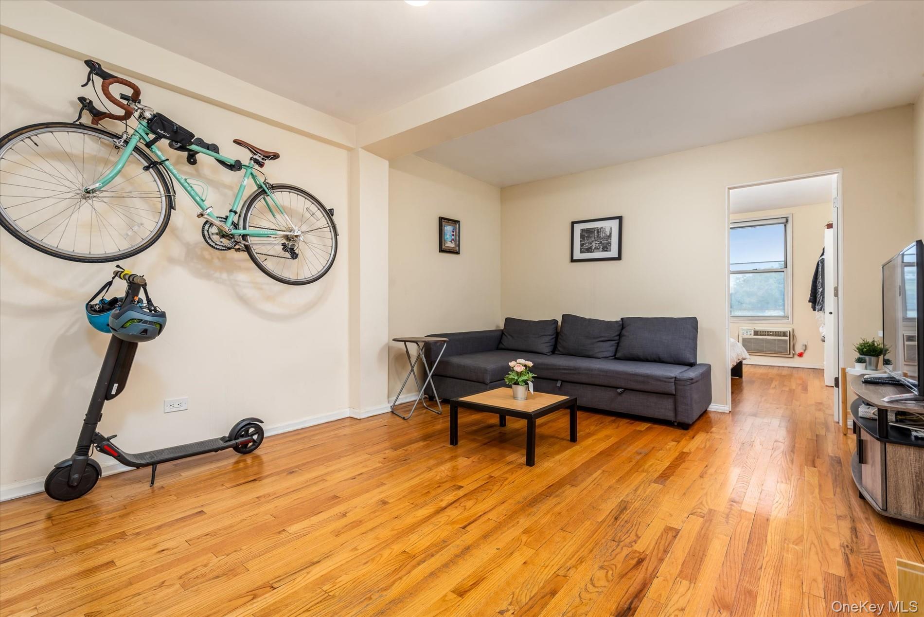 60-11 Broadway # 3L, Woodside, NY 11377