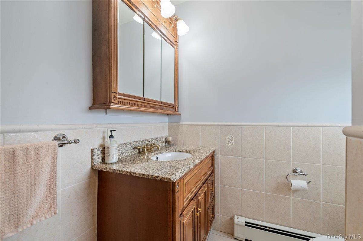 189 N Windhorst Avenue, Bethpage, NY 11714