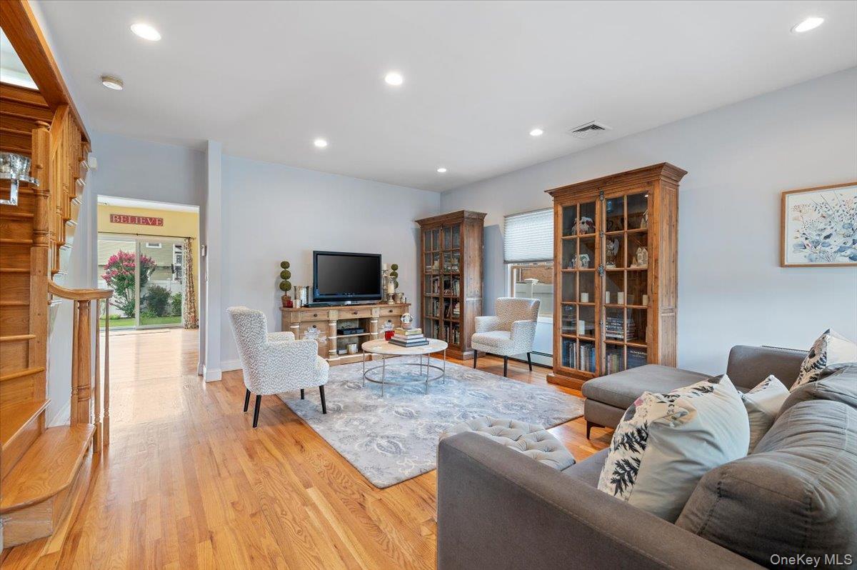 189 N Windhorst Avenue, Bethpage, NY 11714