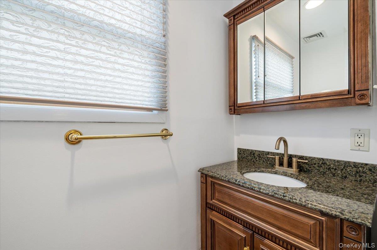 189 N Windhorst Avenue, Bethpage, NY 11714