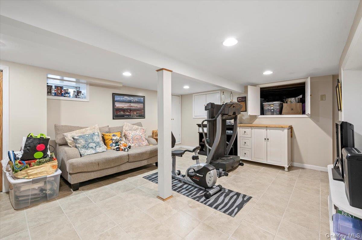 189 N Windhorst Avenue, Bethpage, NY 11714