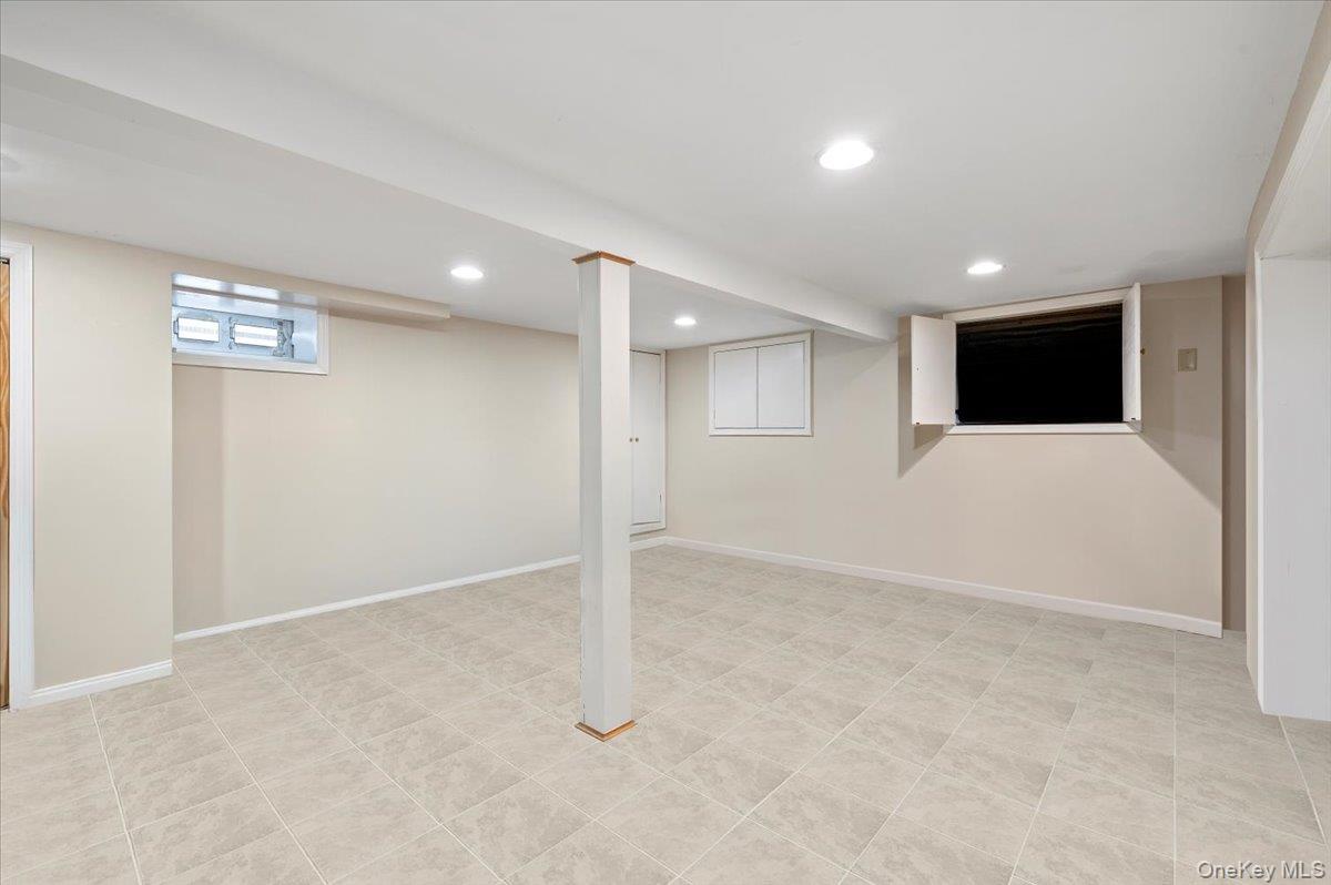 189 N Windhorst Avenue, Bethpage, NY 11714