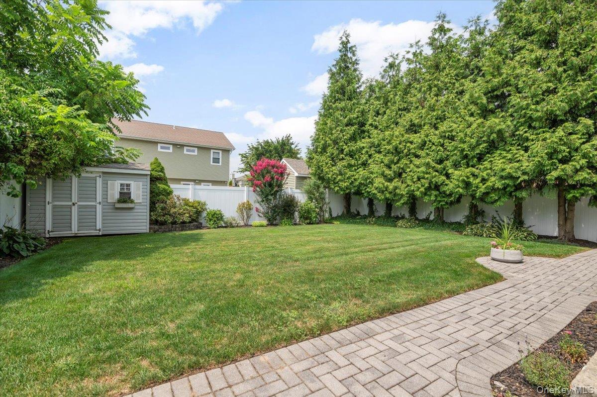 189 N Windhorst Avenue, Bethpage, NY 11714