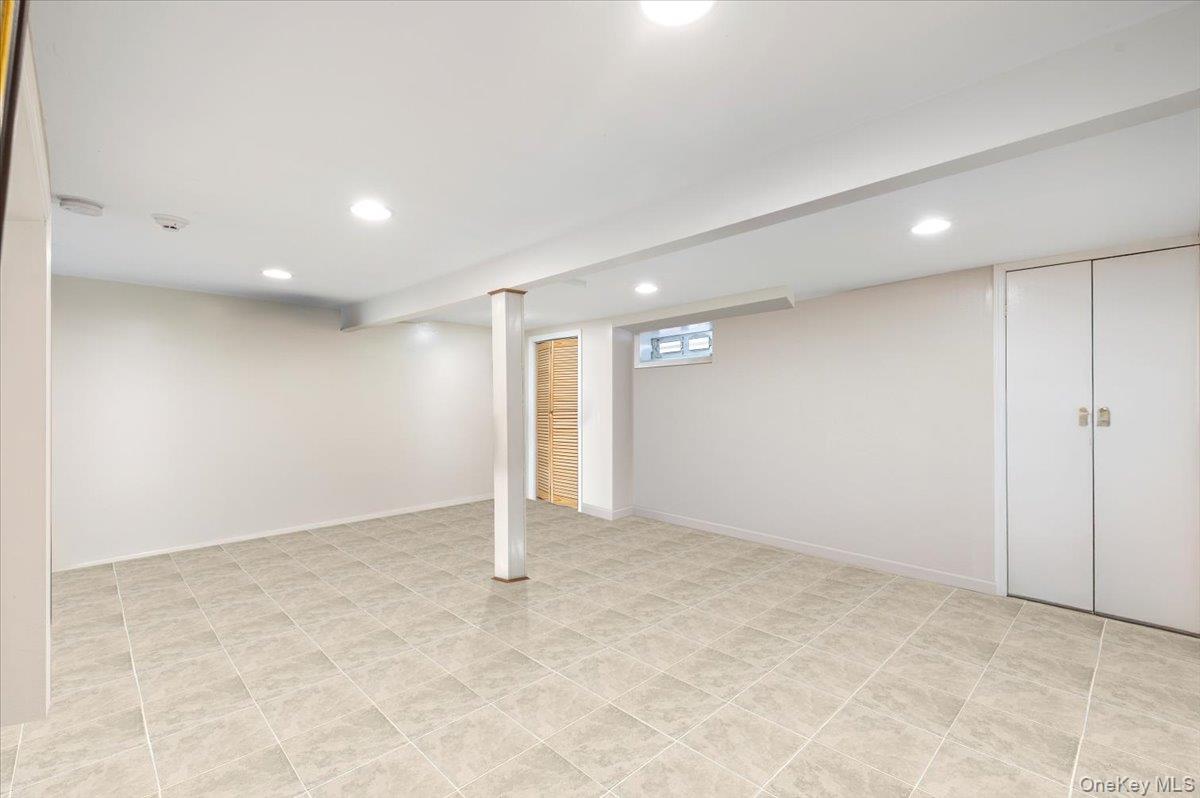 189 N Windhorst Avenue, Bethpage, NY 11714