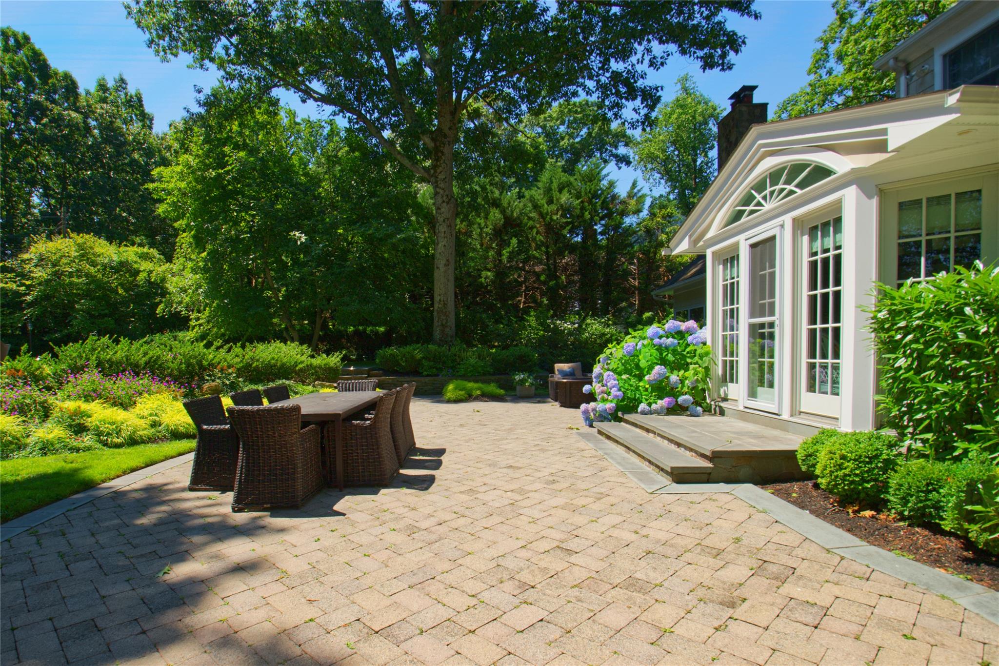 75 Chestnut Drive, East Hills, NY 11576