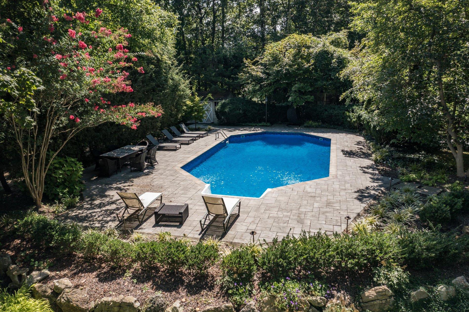 75 Chestnut Drive, East Hills, NY 11576