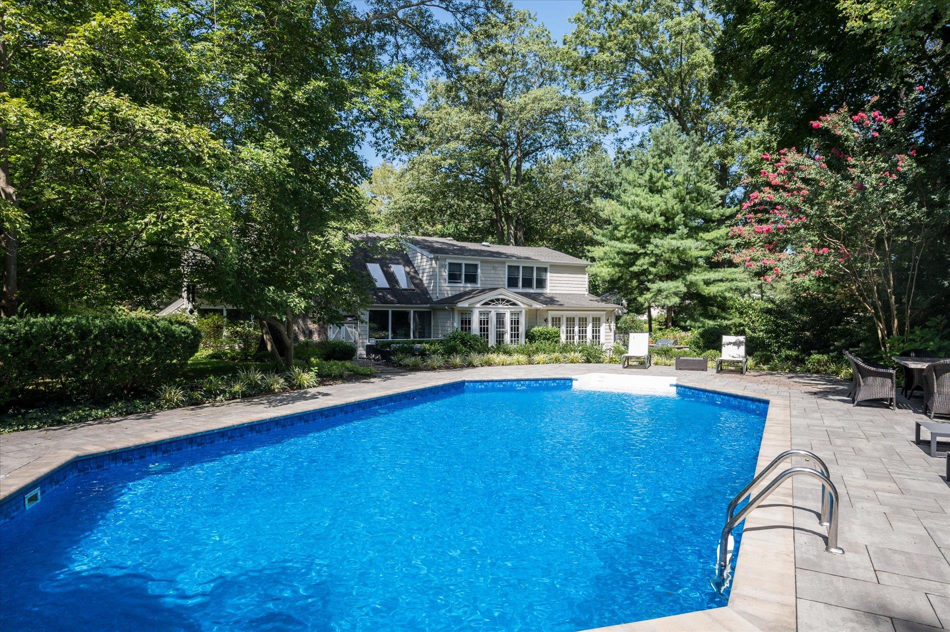 75 Chestnut Drive, East Hills, NY 11576