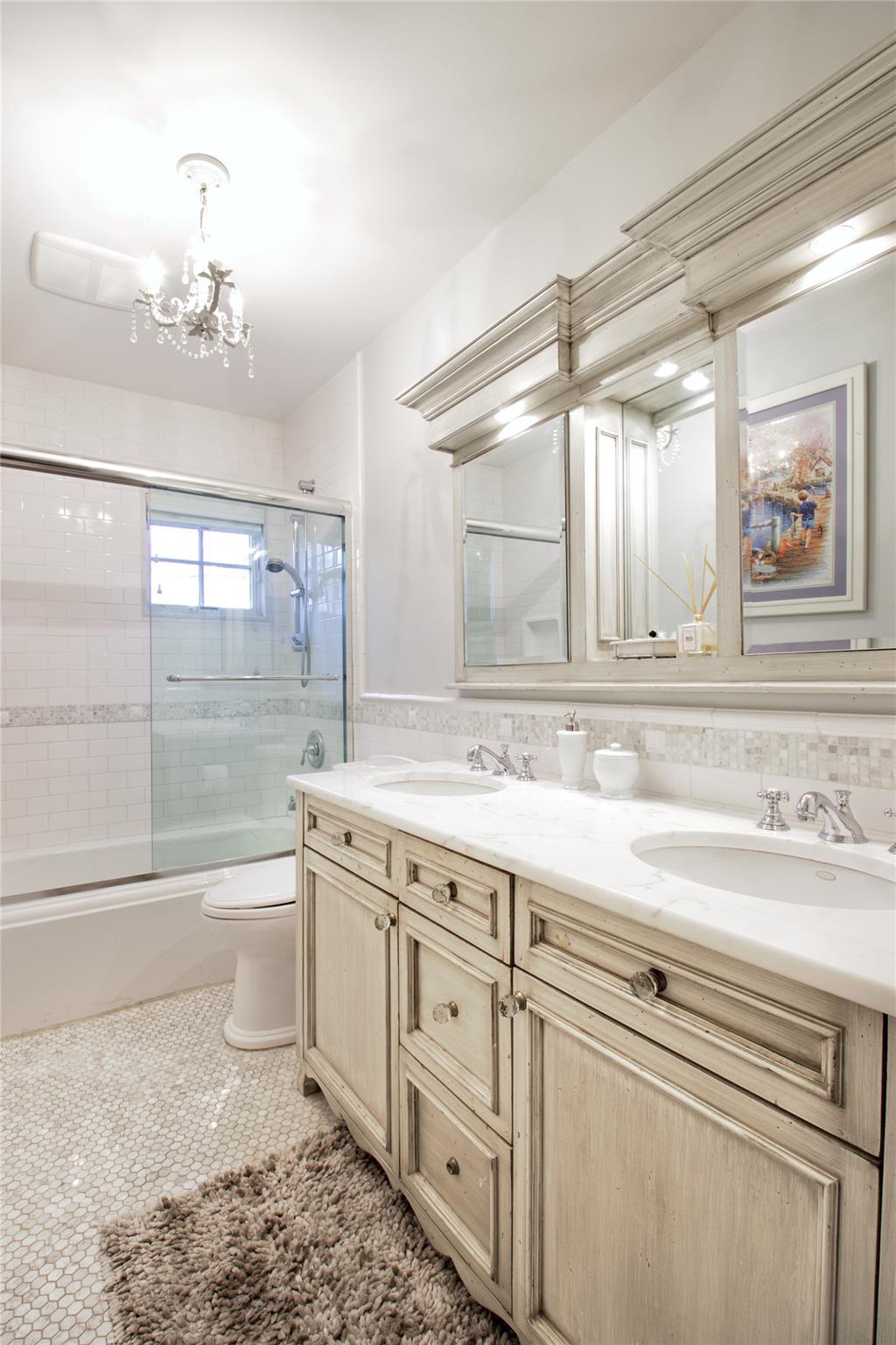 75 Chestnut Drive, East Hills, NY 11576