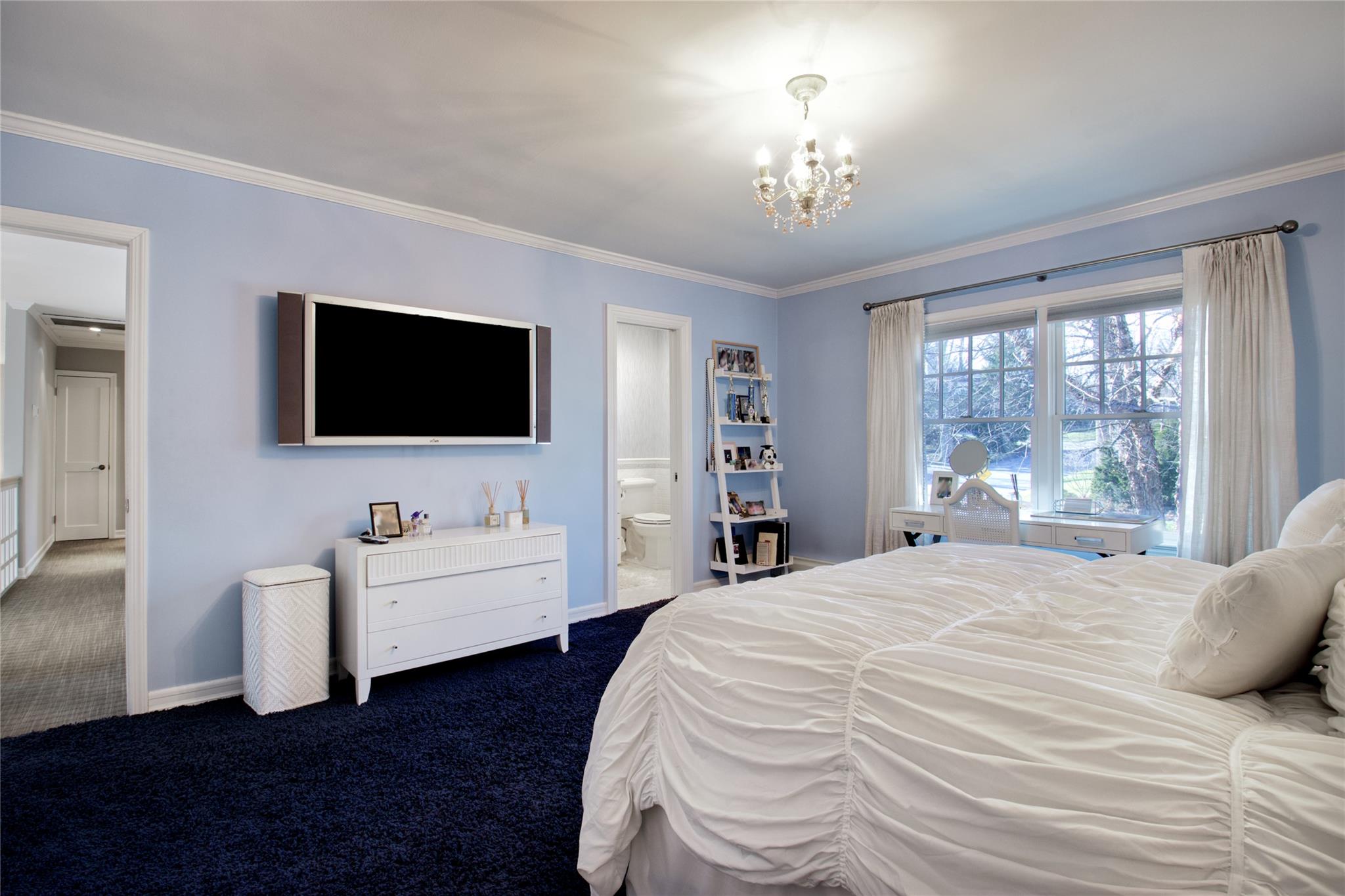 75 Chestnut Drive, East Hills, NY 11576