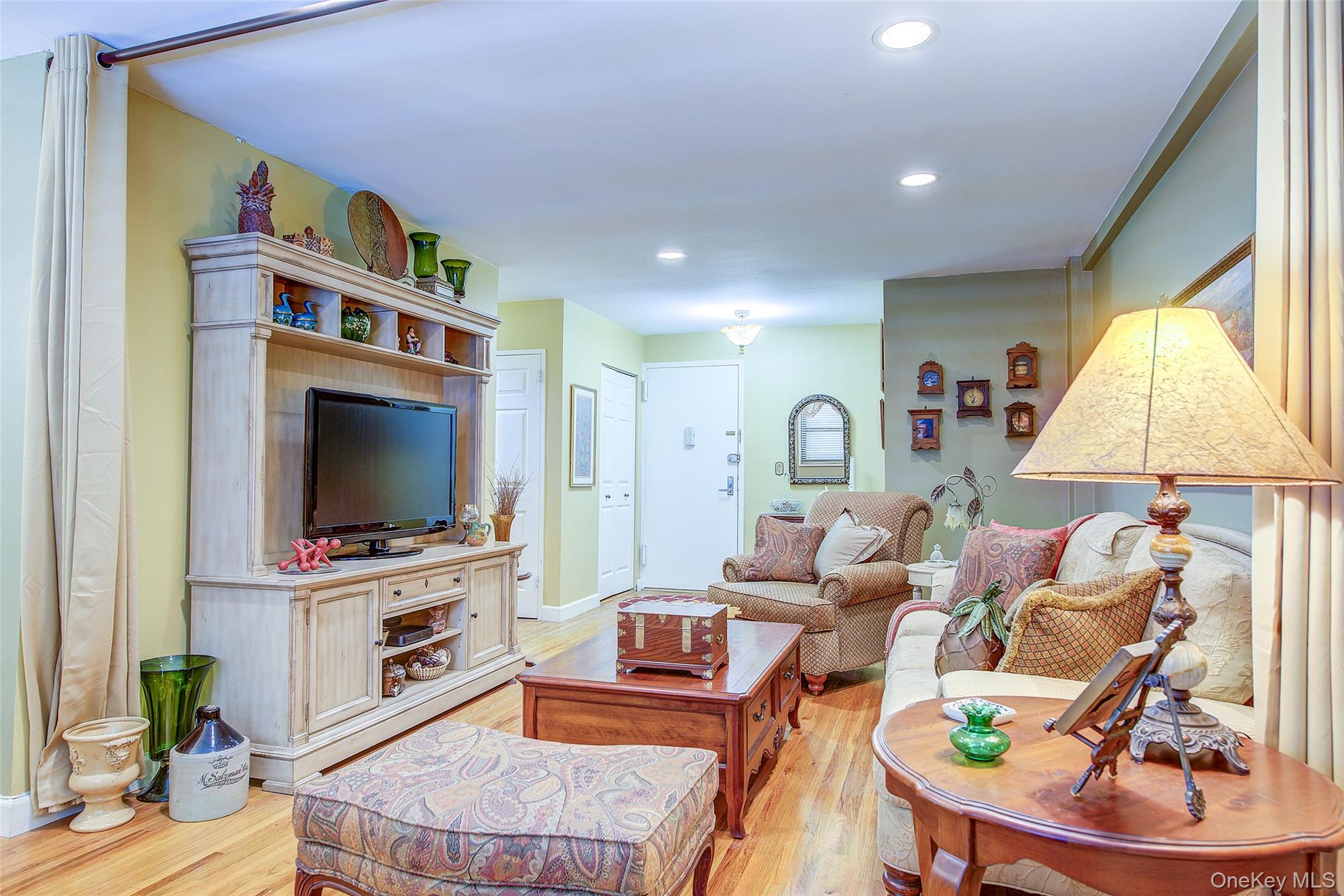 25 Park Place # 3P, Great Neck, NY 11021