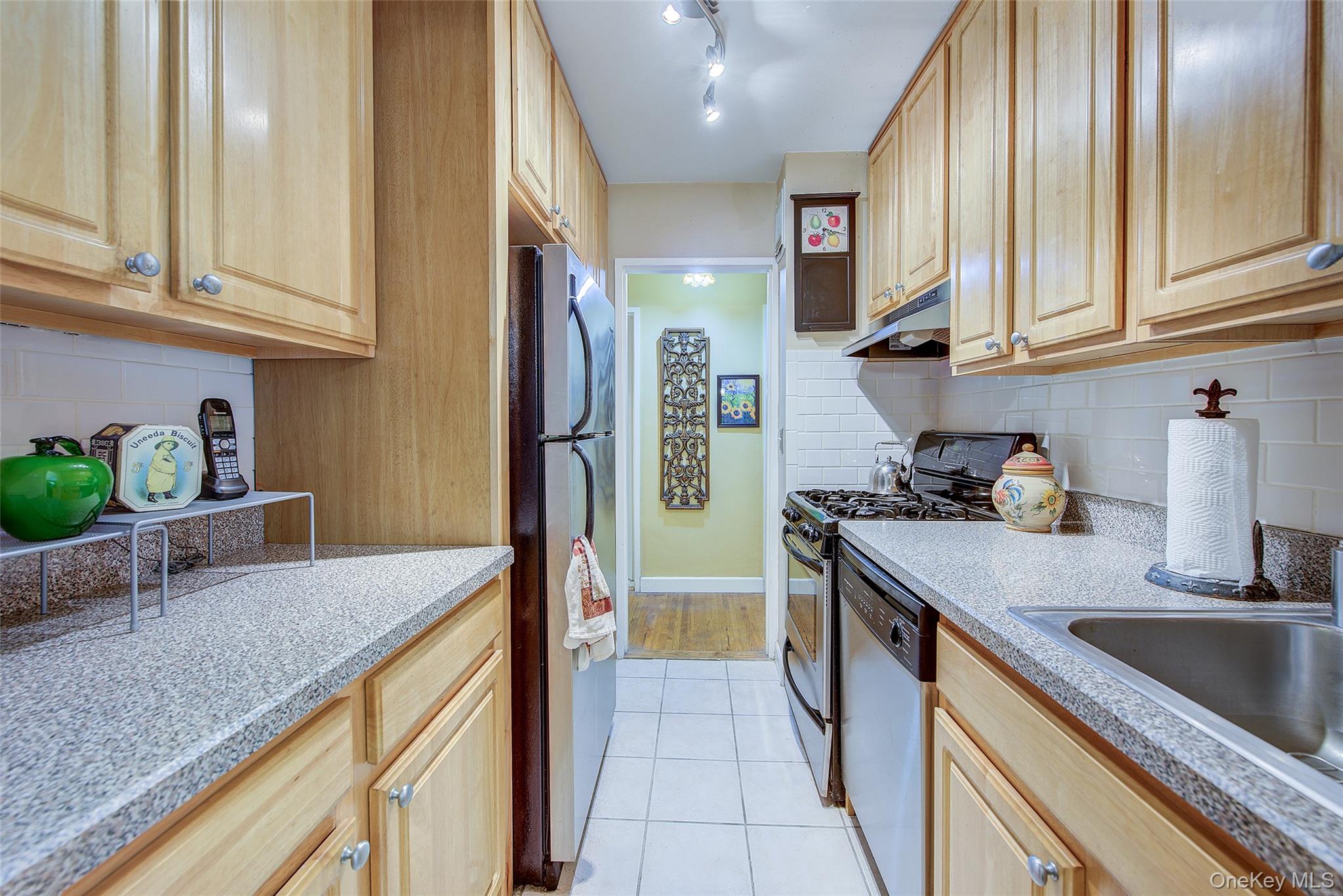 25 Park Place # 3P, Great Neck, NY 11021