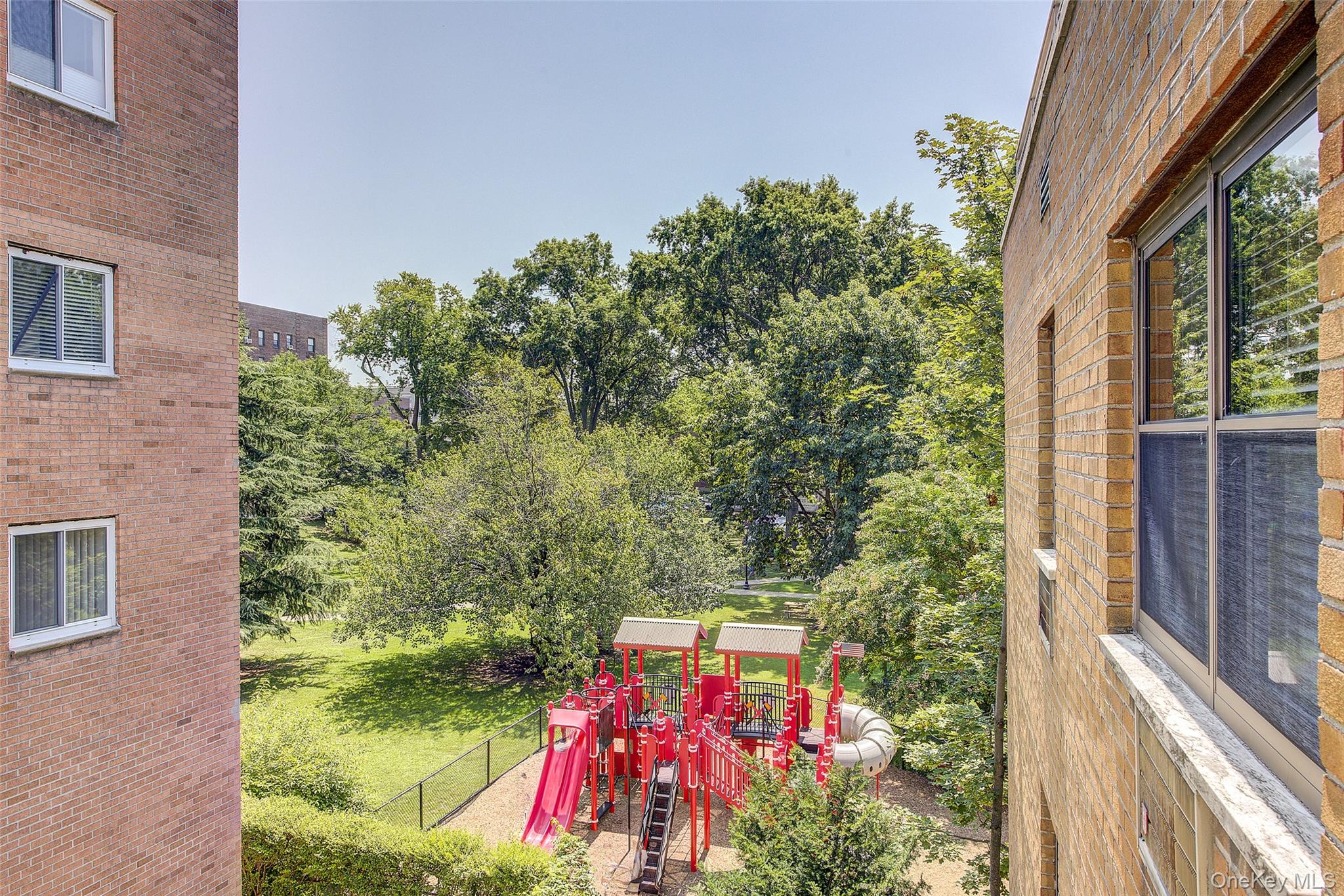 25 Park Place # 3P, Great Neck, NY 11021