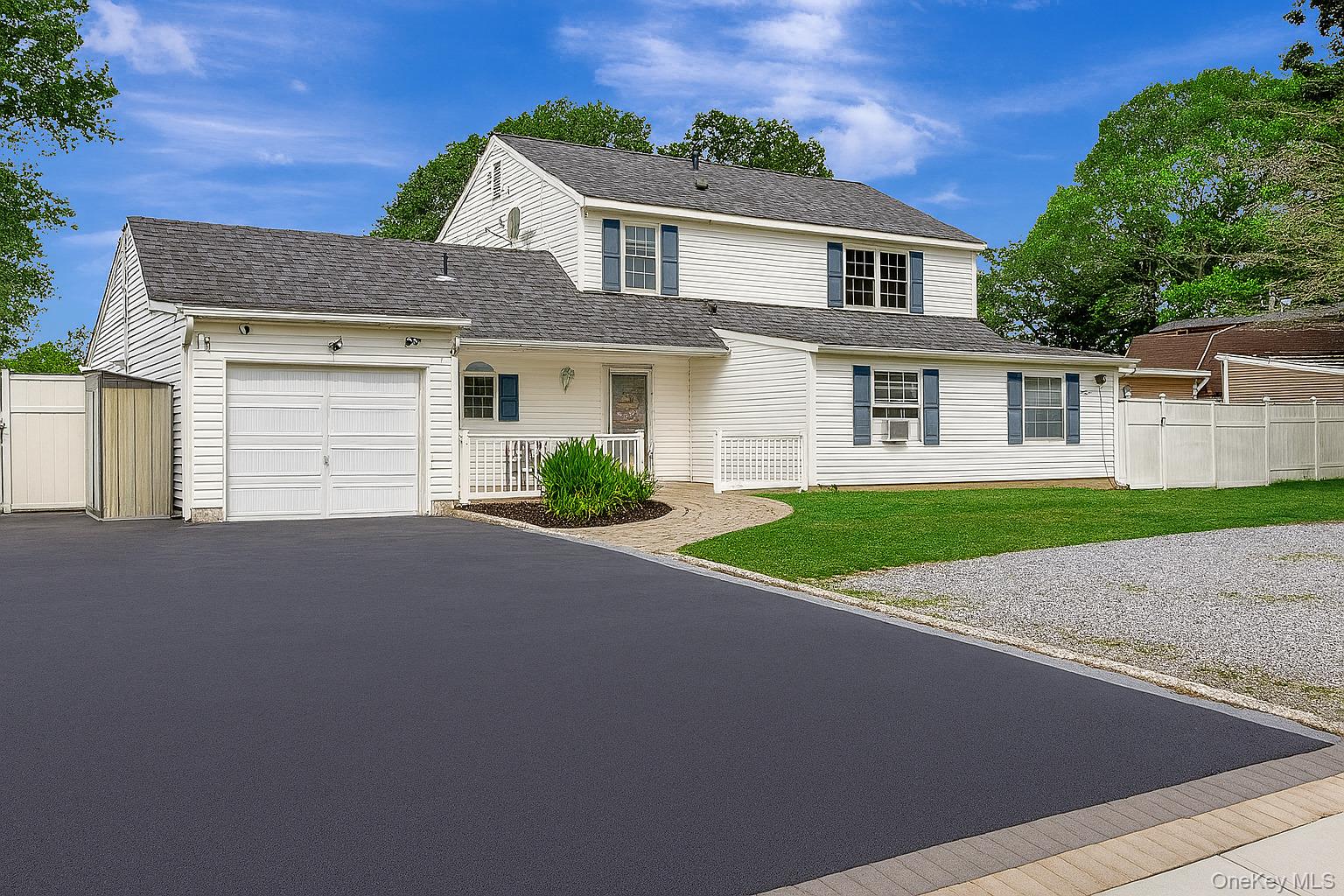 10 Matsunaye Drive, Medford, NY 11763