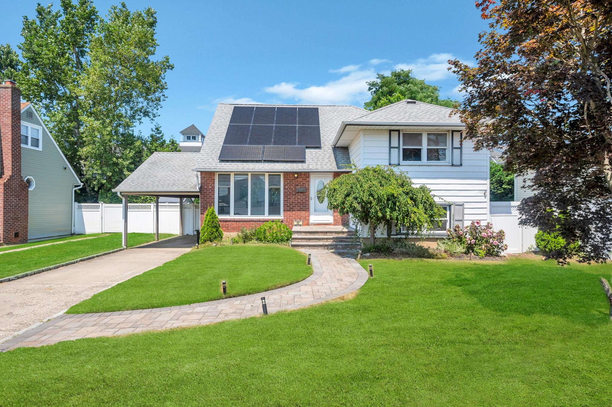 22 Manor Lane, Copiague, NY 11726