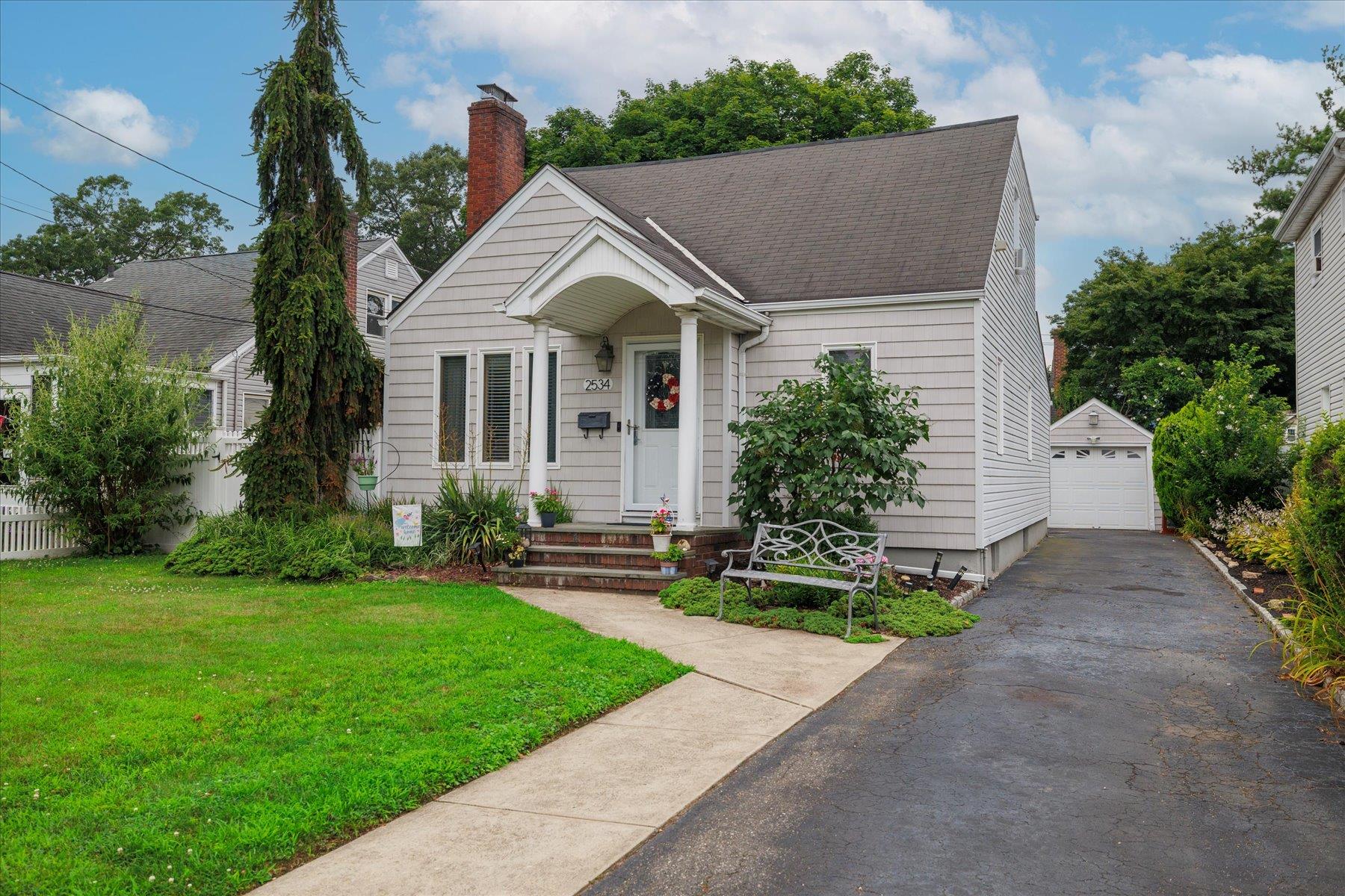 2534 Yorktown Street, Oceanside, NY 11572