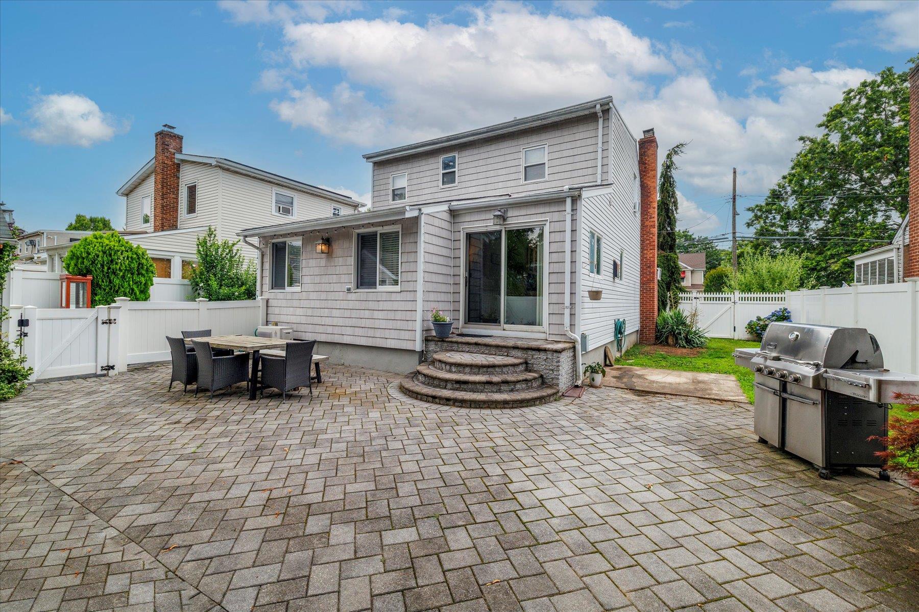 2534 Yorktown Street, Oceanside, NY 11572