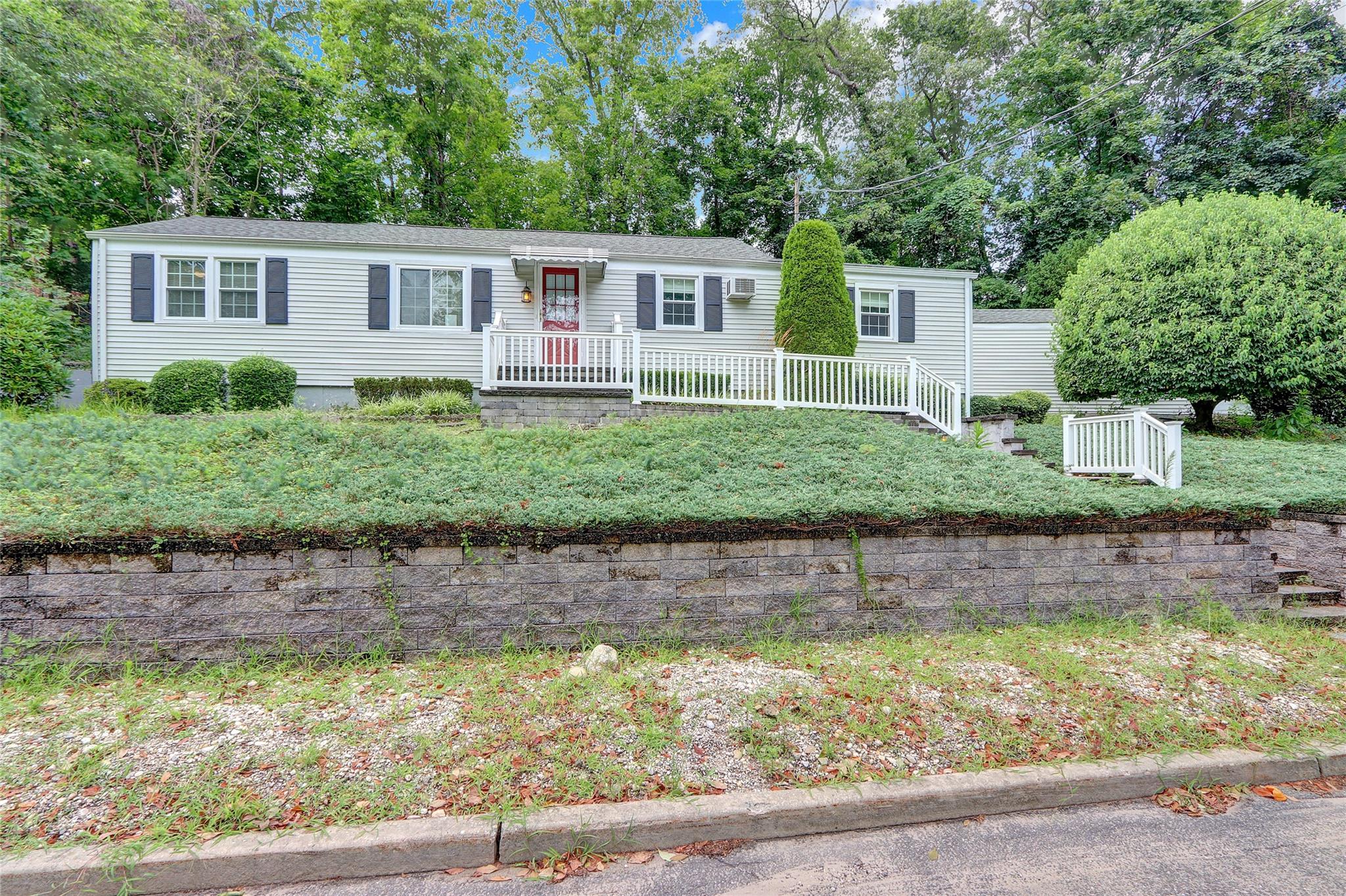 81 Oakside Road, Smithtown, NY 11787