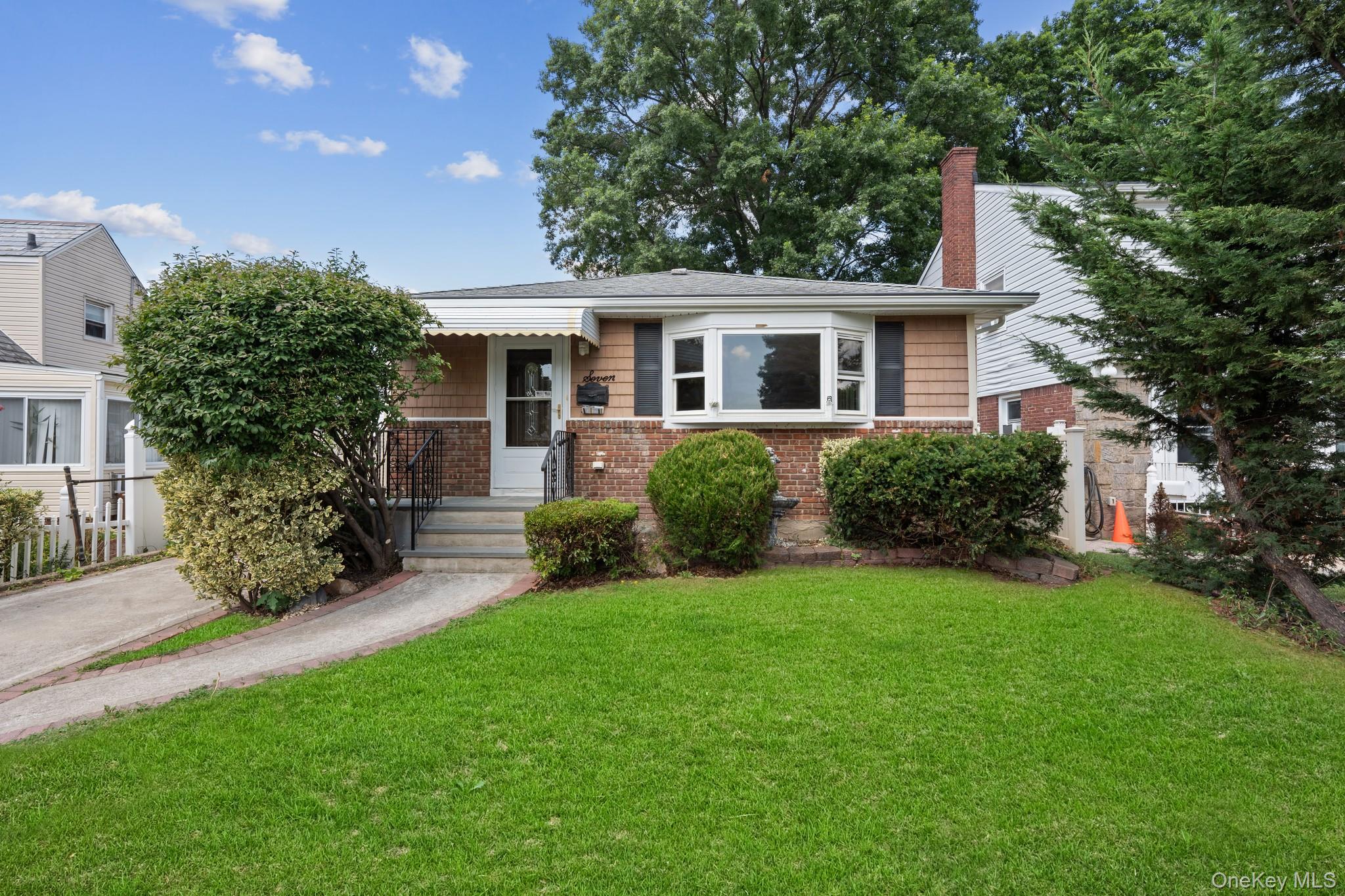 7 Stanley Place, Hempstead, NY 11550