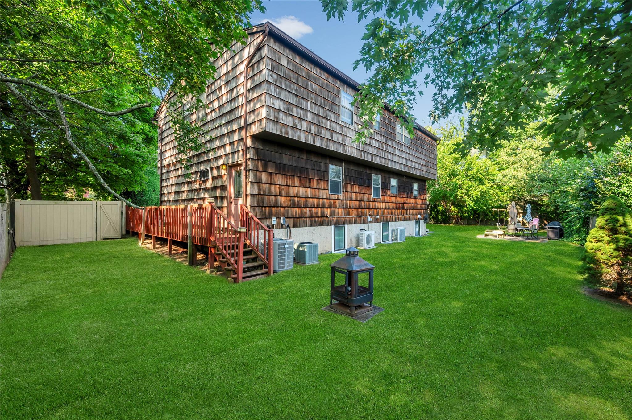 10 Woodbury Court, Hicksville, NY 11801