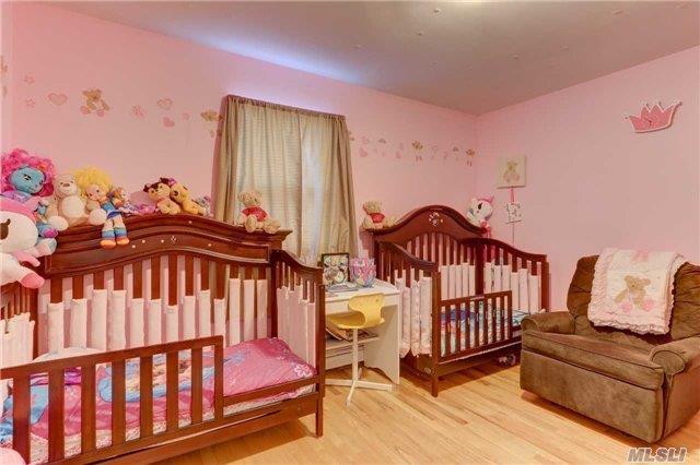 10 Woodbury Court, Hicksville, NY 11801