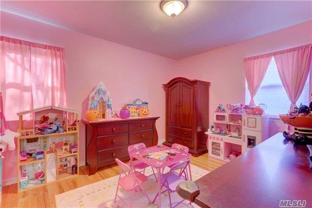 10 Woodbury Court, Hicksville, NY 11801