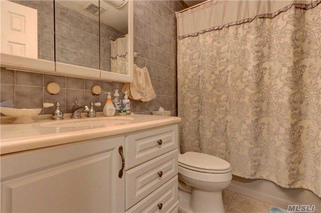 10 Woodbury Court, Hicksville, NY 11801