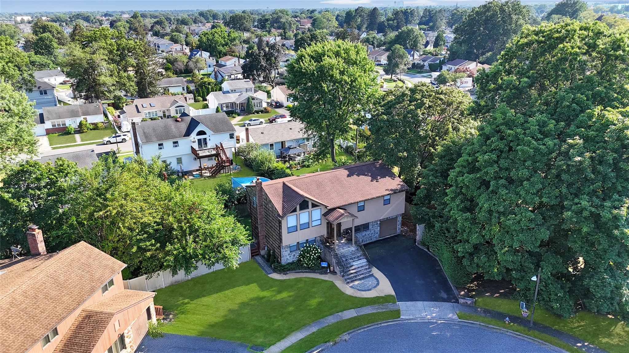 10 Woodbury Court, Hicksville, NY 11801