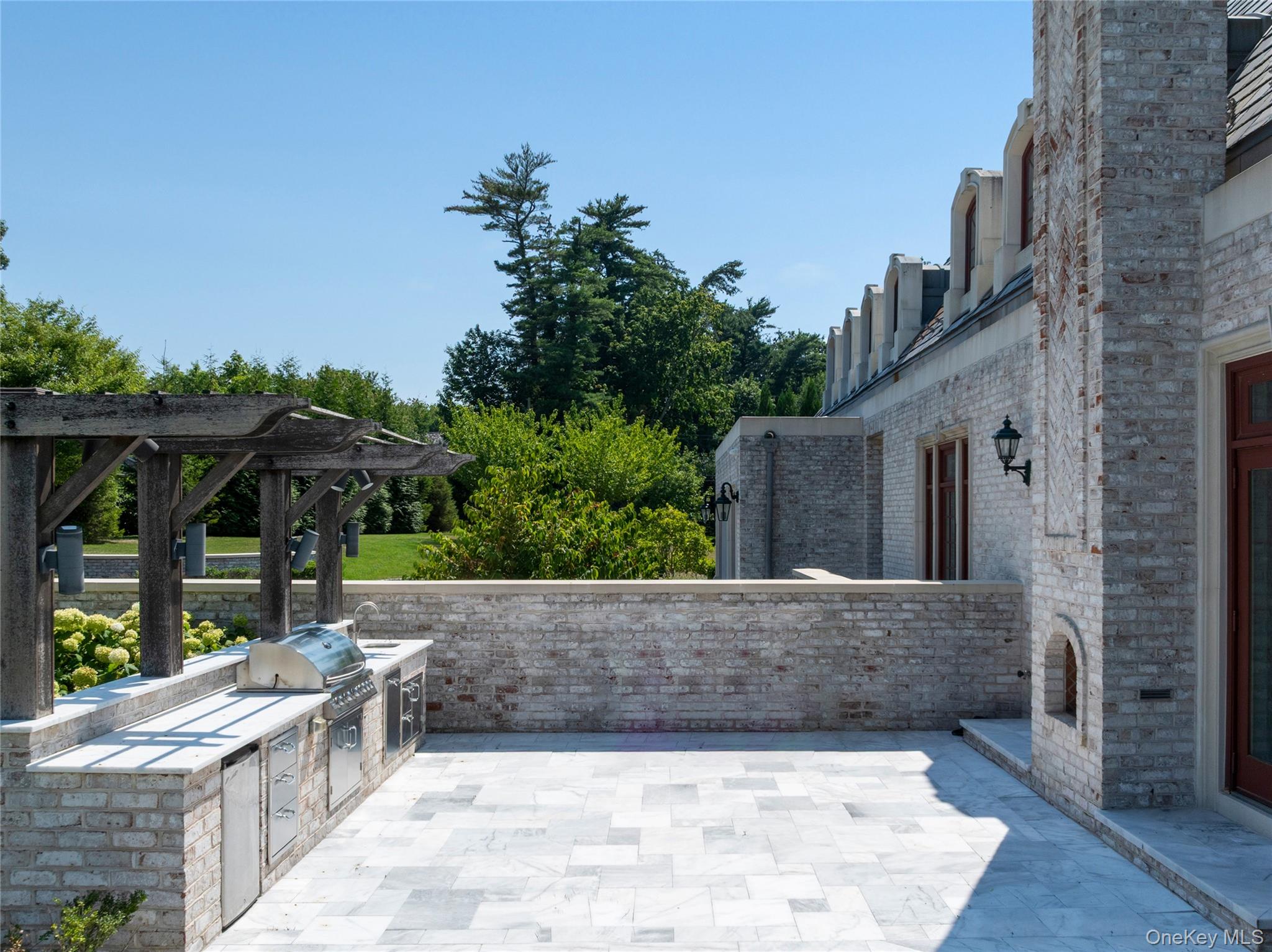 9 Hicks Lane, Sands Point, NY 11050