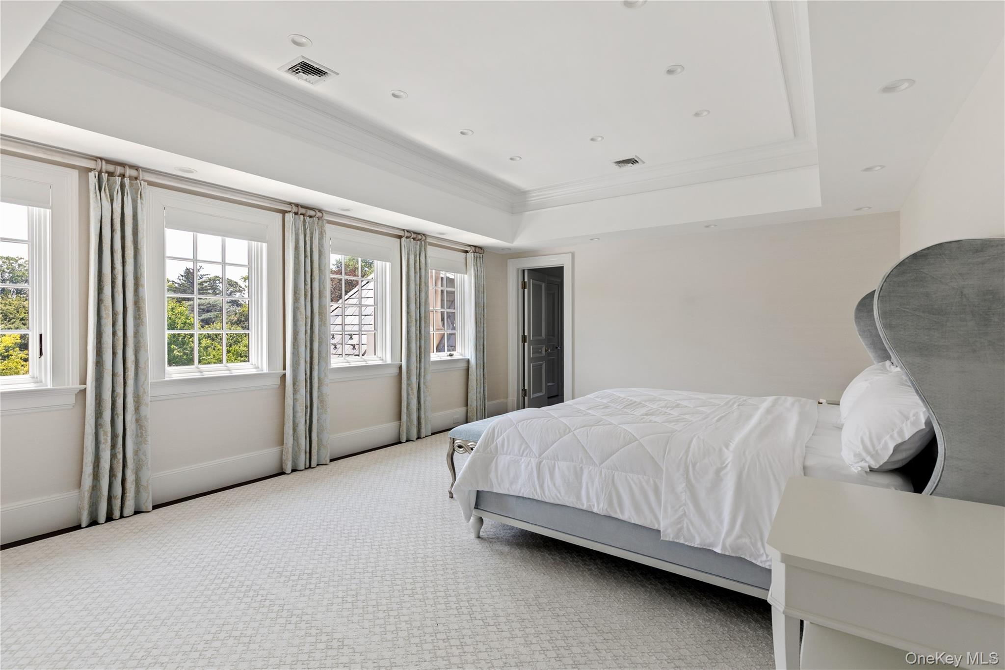 9 Hicks Lane, Sands Point, NY 11050